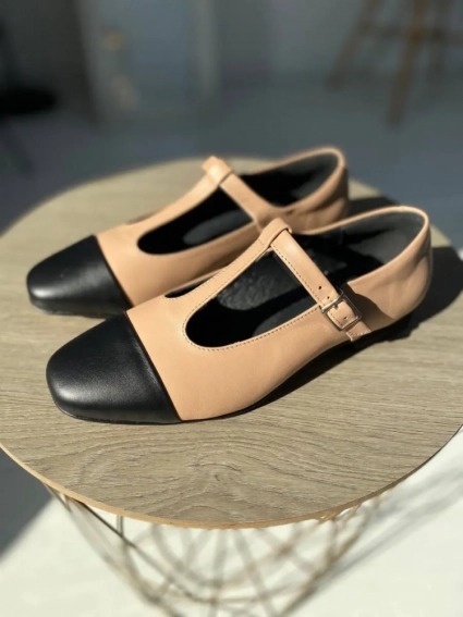 Туфлі жіночі шкіряні карамельні з чорними вставками фото 13 — интернет-магазин Tapok