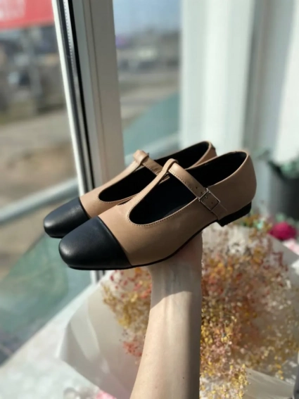 Туфлі жіночі шкіряні карамельні з чорними вставками фото 12 — интернет-магазин Tapok