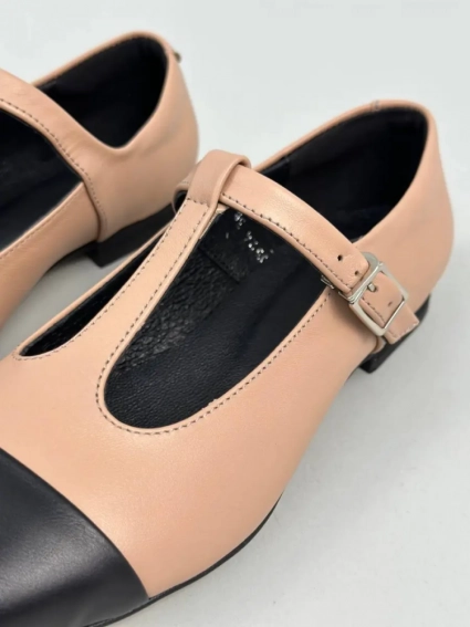 Туфлі жіночі шкіряні карамельні з чорними вставками фото 10 — интернет-магазин Tapok