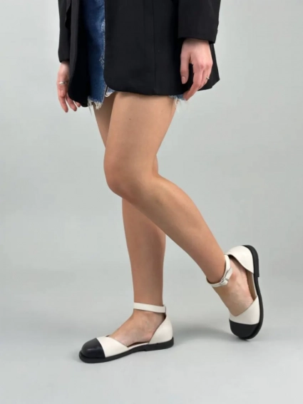Босоніжки жіночі шкіряні молочні з чорним носком фото 1 — интернет-магазин Tapok