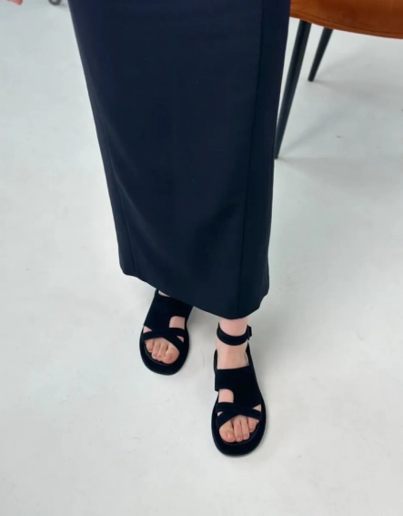 Босоніжки жіночі замшеві чорного кольору фото 8 — интернет-магазин Tapok