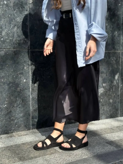 Босоніжки жіночі замшеві чорного кольору фото 1 — интернет-магазин Tapok