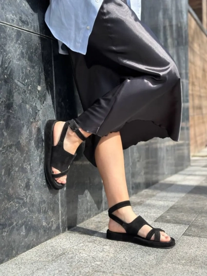 Босоніжки жіночі замшеві чорного кольору фото 4 — интернет-магазин Tapok