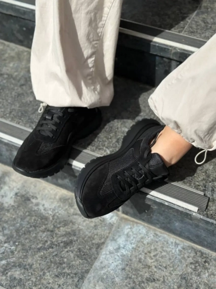 Кросівки жіночі замшеві чорні із вставками шкіри та сітки на чорній підошві фото 1 — інтернет-магазин Tapok