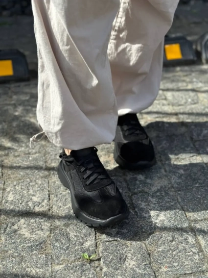 Кросівки жіночі замшеві чорні із вставками шкіри та сітки на чорній підошві фото 2 — інтернет-магазин Tapok