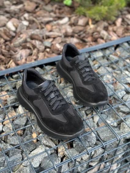 Кросівки жіночі замшеві чорні із вставками шкіри та сітки на чорній підошві фото 7 — інтернет-магазин Tapok