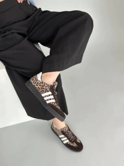Кеди жіночі замшеві леопардові з коричневими та білими вставками фото 2 — интернет-магазин Tapok