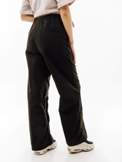Брюки Nike W TREND WVN MR PANT FQ3588-010 фото 2 — интернет-магазин Tapok