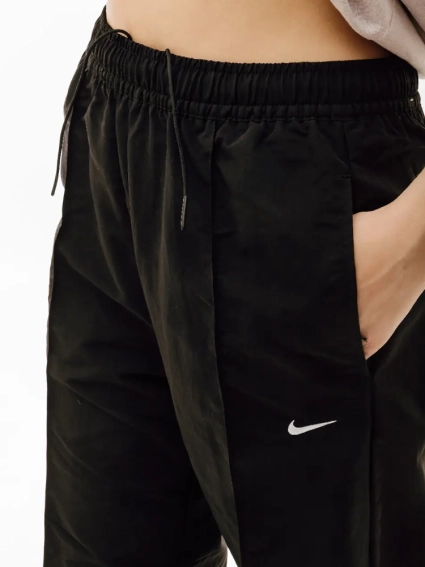 Брюки Nike W TREND WVN MR PANT FQ3588-010 фото 3 — интернет-магазин Tapok
