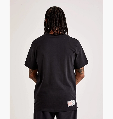 Мужская футболка с длинным рукавом NIKE M JORDAN FLT ESS RINGS SS CREW FN5966-010 фото 2 — интернет-магазин Tapok