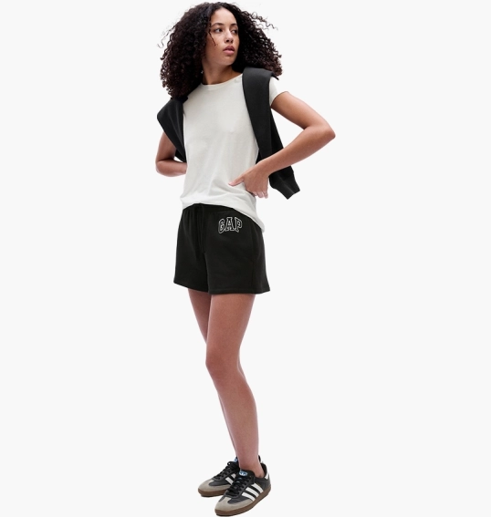 Шорты Gap Logo Shorts Black 830542011 фото 1 — интернет-магазин Tapok