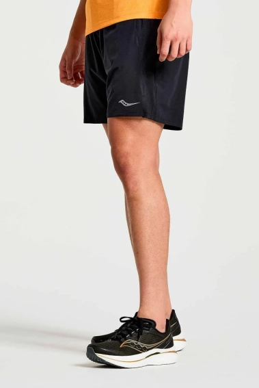 Шорты Saucony OUTPACE 7&quot; SHORT 800329-BK фото 2 — интернет-магазин Tapok