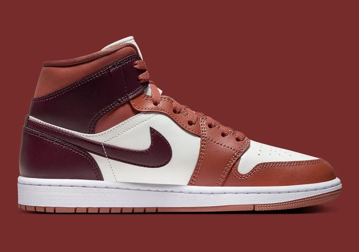 Кросівки JORDAN WMNS AIR 1 MID BQ6472-200 фото 2 — інтернет-магазин Tapok