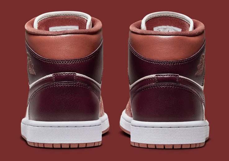 Кросівки JORDAN WMNS AIR 1 MID BQ6472-200 фото 3 — інтернет-магазин Tapok