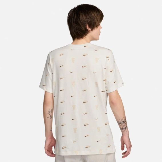 Чоловіча футболка NIKE M NSW TEE M90 12MO AOP FQ8036-133 фото 2 — інтернет-магазин Tapok