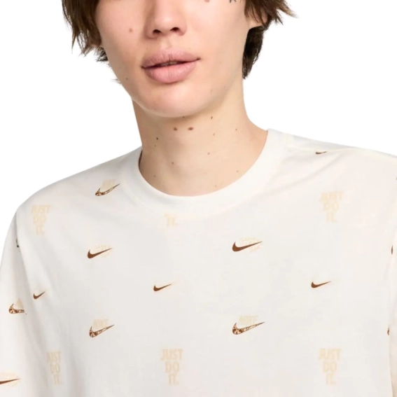 Мужская футболка NIKE M NSW TEE M90 12MO AOP FQ8036-133 фото 3 — интернет-магазин Tapok