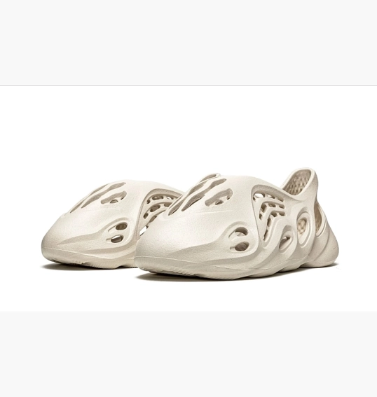 Тапочки чоловічі Adidas Yeezy Foam Runner Beige G55486 фото 3 — інтернет-магазин Tapok