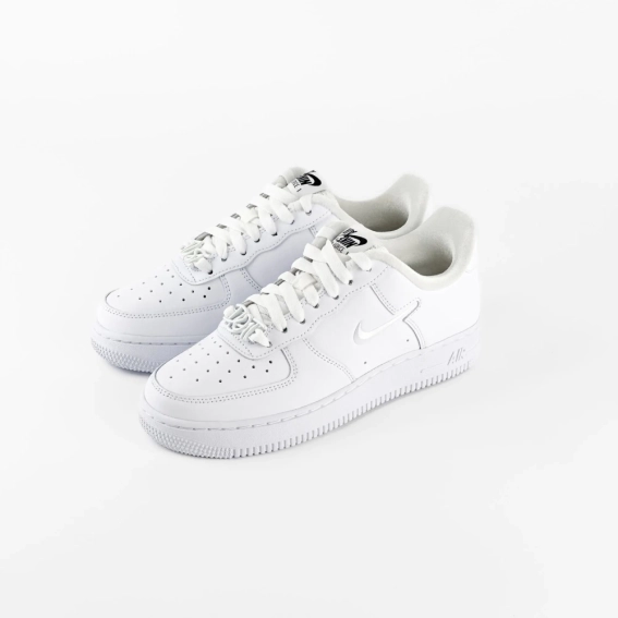 Кросівки жіночі Nike Air Force 1 Low '07 Se Just Do It Triple White (FB8251-100) фото 2 — інтернет-магазин Tapok