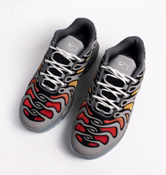 Кросівки чоловічі Nike Air Max Plus Drift Shoes Grey FD4290-002 фото 11 — інтернет-магазин Tapok