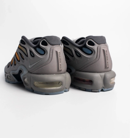 Кросівки чоловічі Nike Air Max Plus Drift Shoes Grey FD4290-002 фото 13 — інтернет-магазин Tapok
