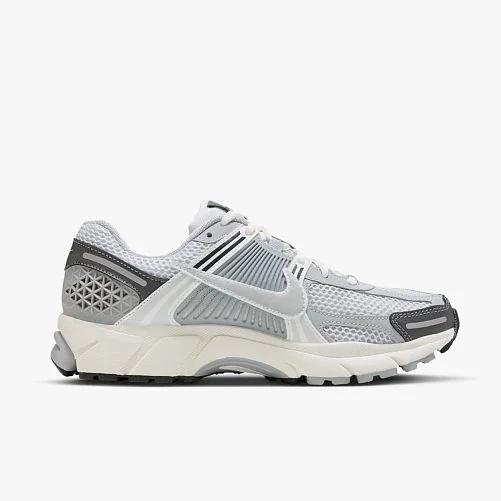 Кросівки Nike Wmns Zoom Vomero 5 "Pure Platinum / Metallic SIlver" FD9919-001 фото 2 — інтернет-магазин Tapok