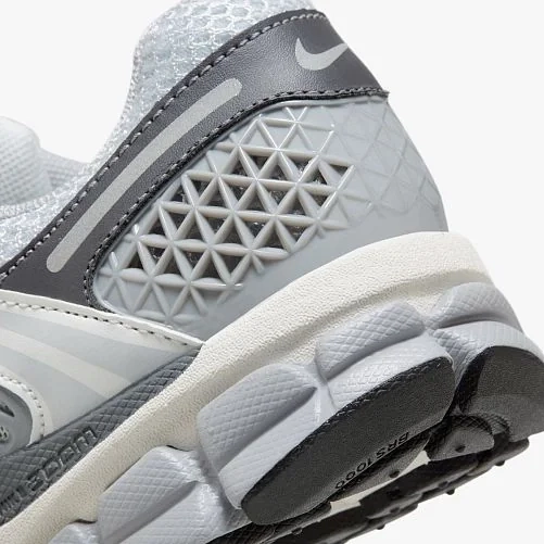 Кросівки Nike Wmns Zoom Vomero 5 "Pure Platinum / Metallic SIlver" FD9919-001 фото 7 — інтернет-магазин Tapok