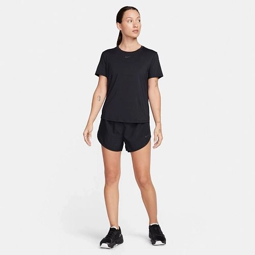 Мужская футболка NIKE W NK ONE CLASSIC DF SS TOP FN2798-010 фото 3 — интернет-магазин Tapok