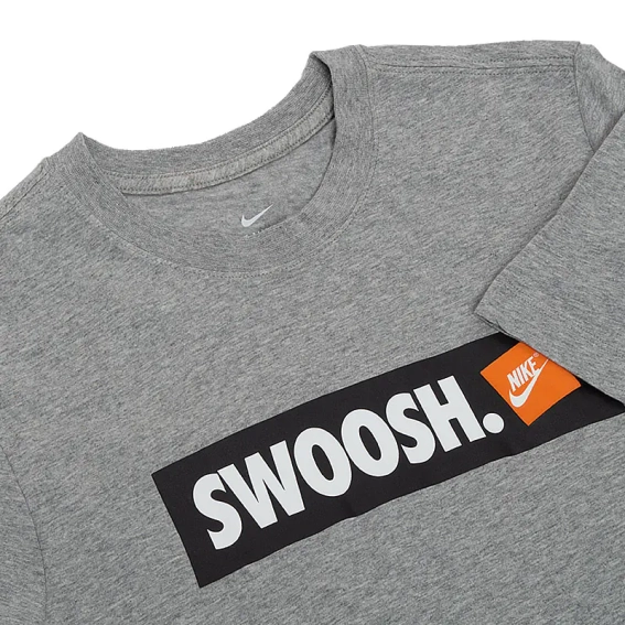 Футболка Nike M NSW TEE SWOOSH BMPR STKR AR5027-063 фото 3 — интернет-магазин Tapok