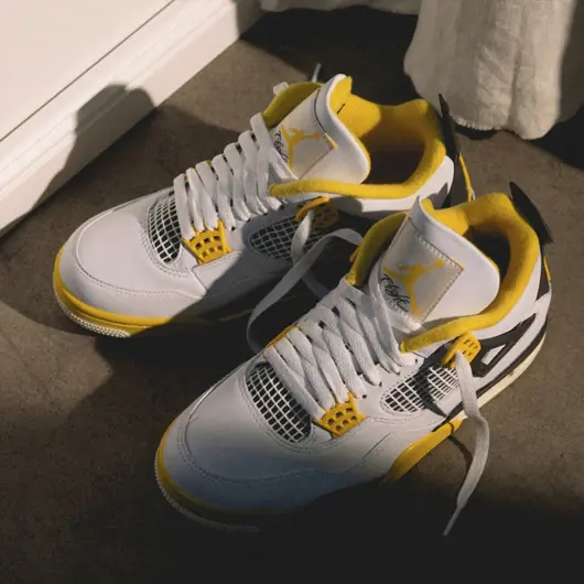 Кроссовки Jordan 4 Retro Vivid Sulfur (W) AQ9129-101 фото 2 — интернет-магазин Tapok