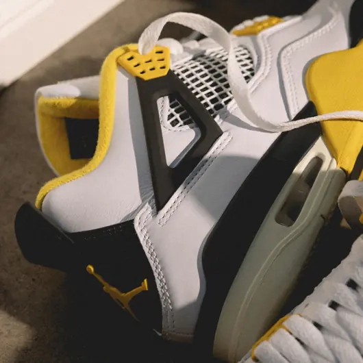 Кроссовки Jordan 4 Retro Vivid Sulfur (W) AQ9129-101 фото 4 — интернет-магазин Tapok