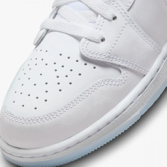 Кросівки Nike GS Air Jordan 1 Low White Ice Blue Glitter Swoosh FQ9112-100 фото 6 — інтернет-магазин Tapok