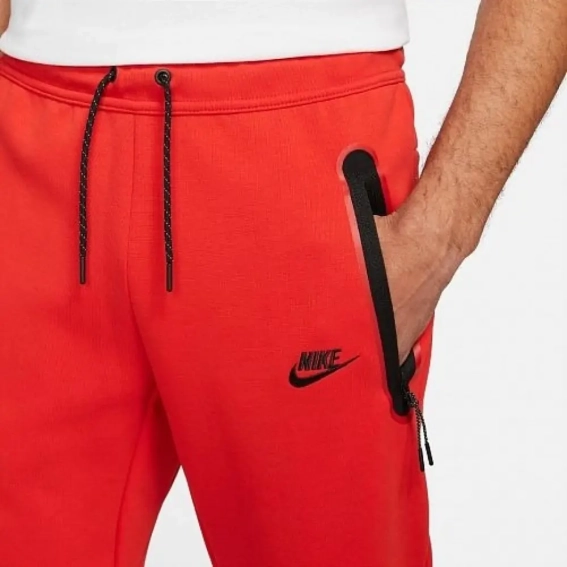 Брюки Nike Liverpool FC Tech Fleece Pant DD9725-612 фото 4 — интернет-магазин Tapok