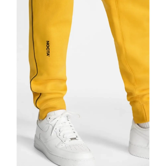 Брюки Nocta Drake x NIKE NOCTA AU Essential Fleece Pant Yellow DA3935-739 фото 2 — интернет-магазин Tapok