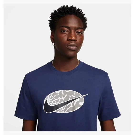 Мужская футболка NIKE M NSW TEE 12MO SWOOSH SP24 FQ5929-410 фото 3 — интернет-магазин Tapok