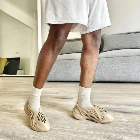 Кроссовки ADIDAS YEEZY FOAM RUNNER OCHRE GW3354 фото 2 — интернет-магазин Tapok