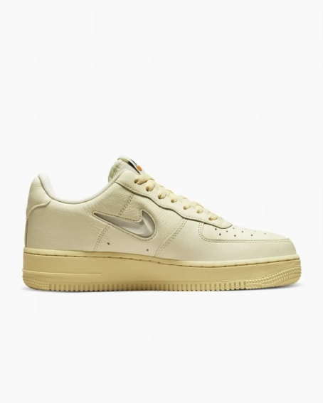 Кросівки Nike Air Force 1 07 Lx DO9456-100 фото 5 — інтернет-магазин Tapok
