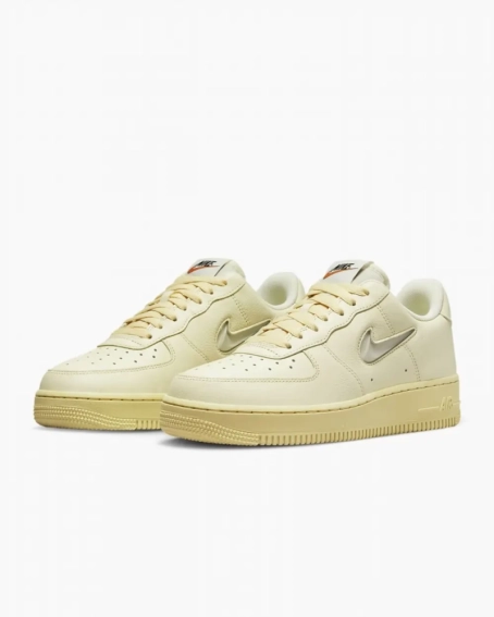 Кросівки Nike Air Force 1 07 Lx DO9456-100 фото 7 — інтернет-магазин Tapok