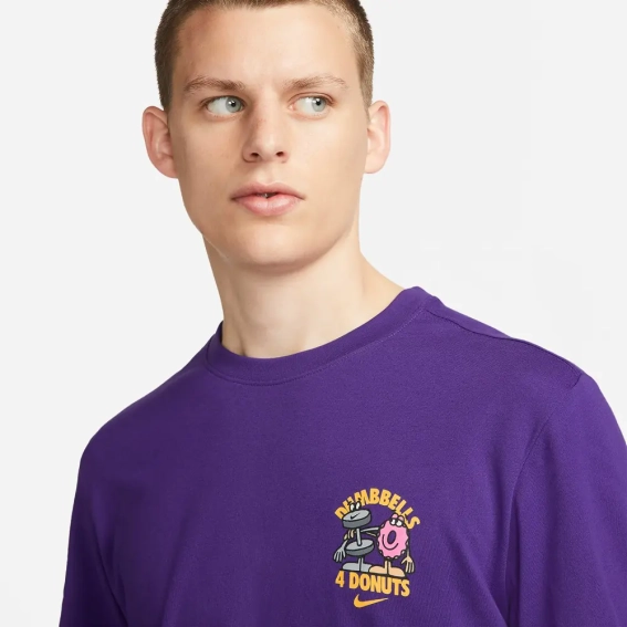 Футболка Nike Dumbbells T-Shirt - Court Purple FD0138-547 фото 3 — интернет-магазин Tapok