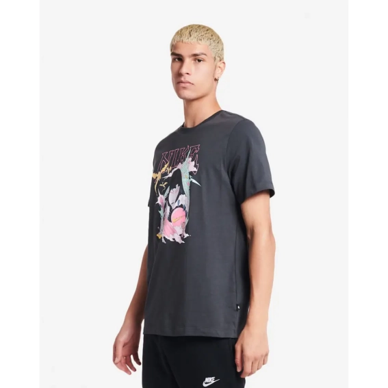 Футболка Nike Nsw Fantasy Graphic Tee Grey DR7991-060 фото 4 — интернет-магазин Tapok