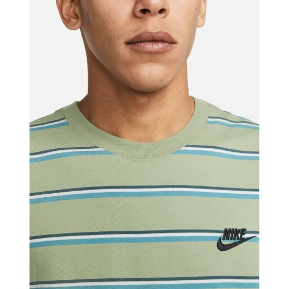 Футболка Nike Sportswear MenS T-Shirt Olive DZ2985-386 фото 2 — інтернет-магазин Tapok