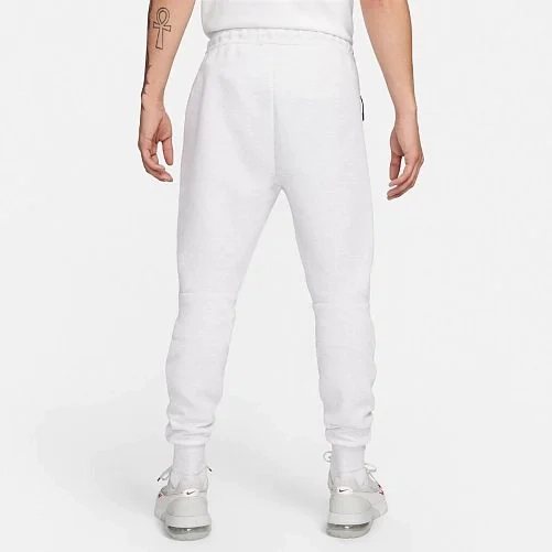 Штани Nike Sportswear Tech Fleece Joggers White FB8002-051 фото 2 — інтернет-магазин Tapok