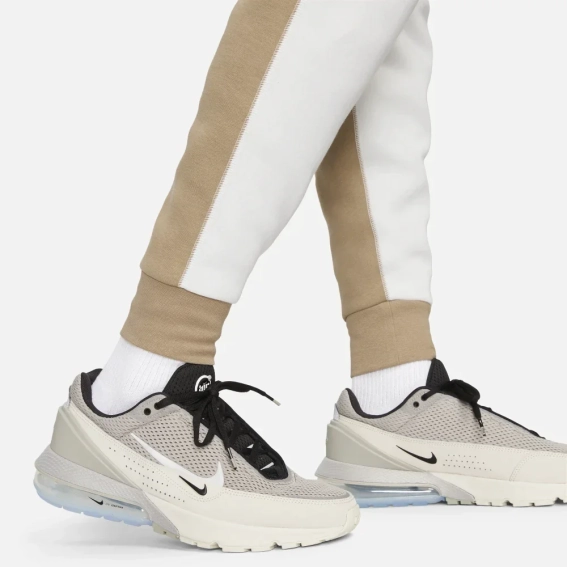 Брюки Nike Tech Fleece Jogger White FB8002-121 фото 2 — интернет-магазин Tapok