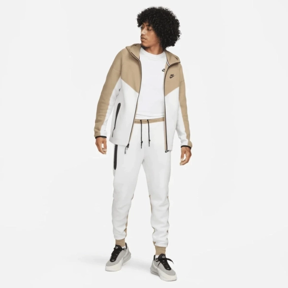 Штани Nike Tech Fleece Jogger White FB8002-121 фото 3 — інтернет-магазин Tapok