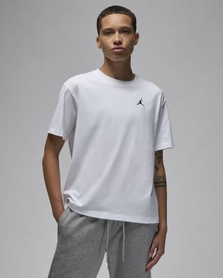 Женская футболка Jordan Essentials (FN4500-101) фото 1 — интернет-магазин Tapok