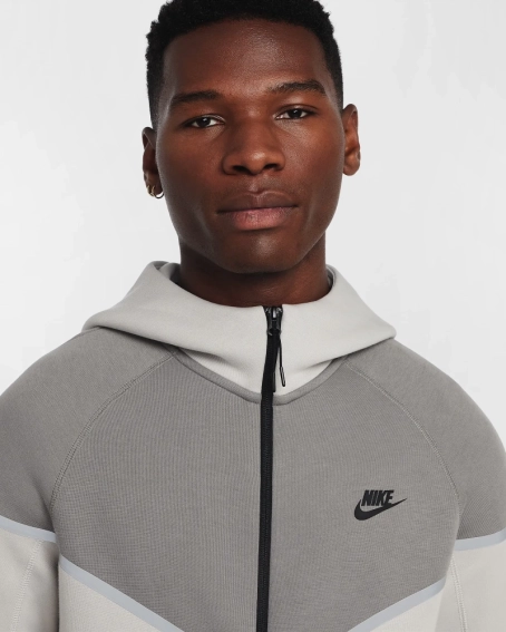 Худые nike Tech Fleece Reflective HQ3746-014 фото 3 — интернет-магазин Tapok