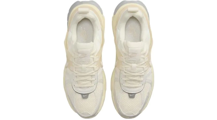 Кросівки жіночі Nike V2k Run "Pale Ivory" (HQ1512-110) фото 2 — інтернет-магазин Tapok