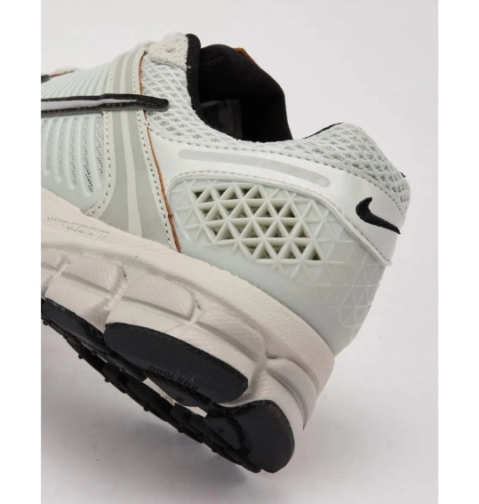 Кросівки жіночі Nike Zoom Vomero 5 (FN6742-001) фото 6 — інтернет-магазин Tapok
