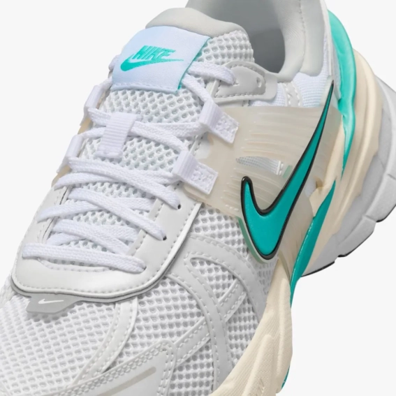 Кроссовки женские Nike W V2k Run (FD0736-105) фото 2 — интернет-магазин Tapok