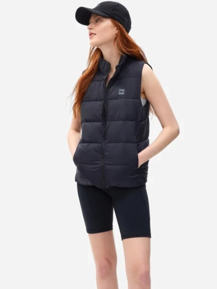 Безрукавка LIGHTWEIGHT LOGO PUFFER VEST 724311-03 GAP S Черный 724311-03 фото 1 — интернет-магазин Tapok