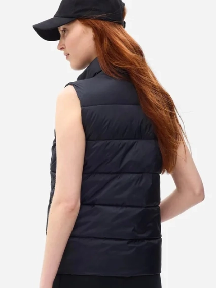Безрукавка LIGHTWEIGHT LOGO PUFFER VEST 724311-03 GAP S Черный 724311-03 фото 2 — интернет-магазин Tapok